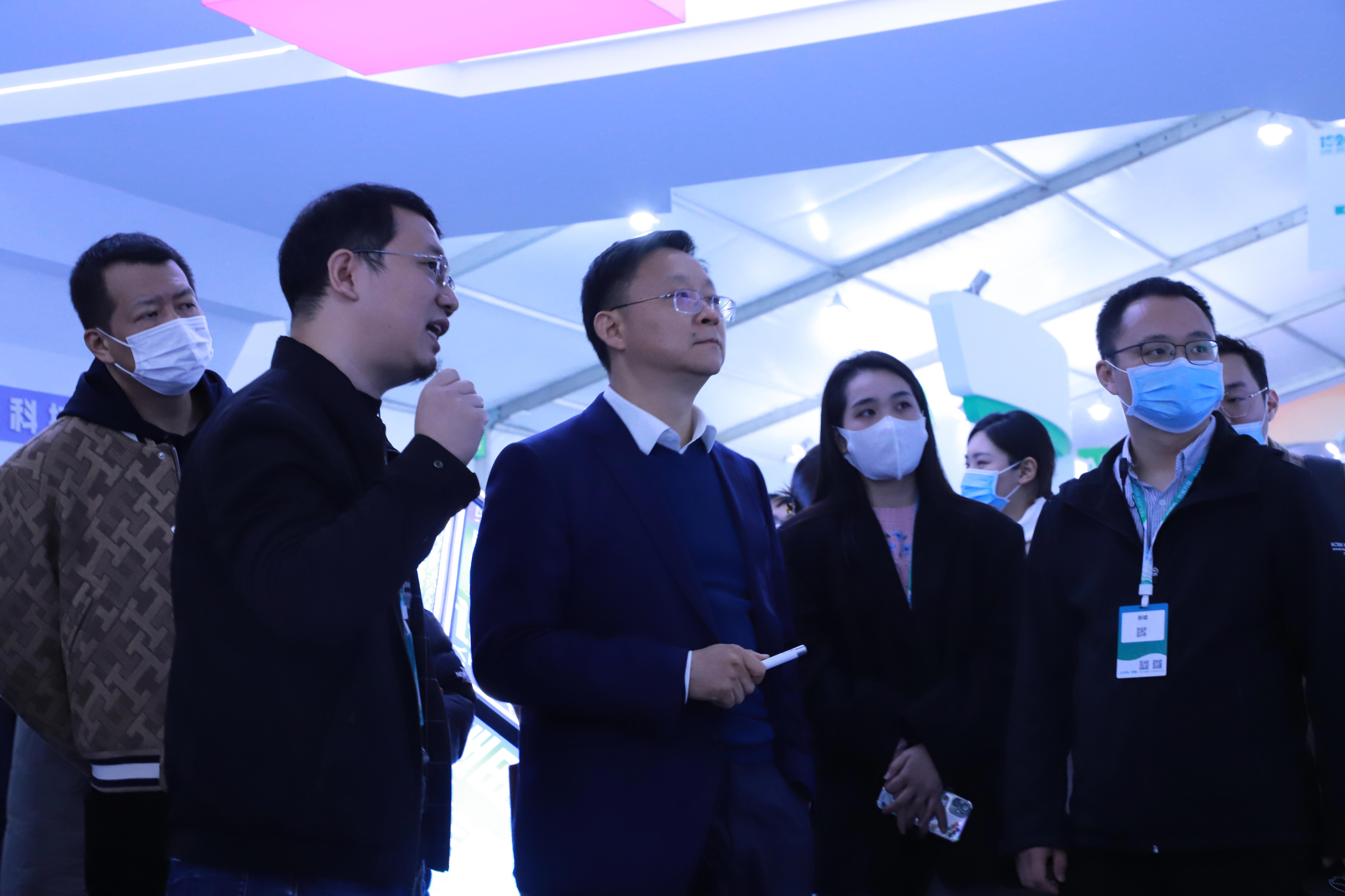 科大讯飞董事长刘庆峰参观Z6.COM展位。.jpg